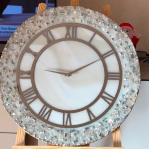 Grande horloge murale 60cm blanche en résine époxy avec halo de cristaux naturels et pierres scintillantes Irena Crystal