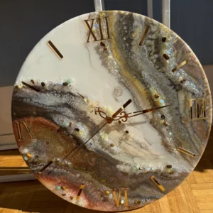 Horloge murale artisanale 50cm en résine époxy tons miel et ambre avec pierres naturelles et cristaux Irena Crystal