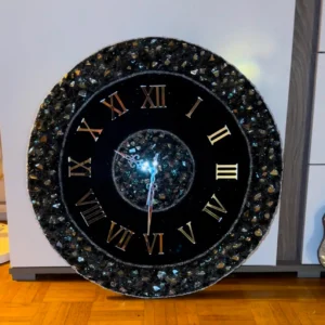 Grande horloge murale 60cm en résine époxy noire avec pierres naturelles et chiffres dorés Irena Crystal