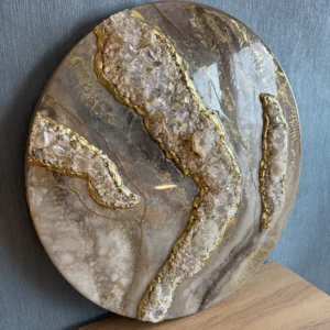 Tableau rond décoratif en résine époxy beige et champagne avec veine de cristaux naturels et dorure Irena Crystal